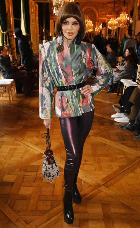 Lisa Rinna Wears Bowl Cut at Paris Fashion Week and Fans。